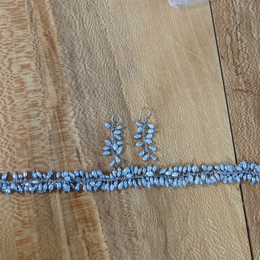 Mother-of-pearl necklace and earrings
